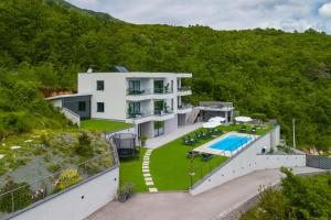 Swimmingpoolen hos eller tæt på Villa Lavinia