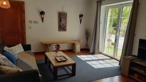 BidacheETXEA FRANCE Gîte Cosy的客厅里有一张沙发和一张桌子。