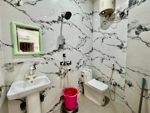 a bathroom with a sink and a toilet at Shree Hanumat Kripa Dham in Vrindāvan