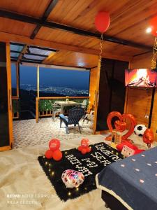 Camera con letto e patio con tavolo. di VILLA EL EDEN GLAMPING Y CABAÑAS Cali a Cali