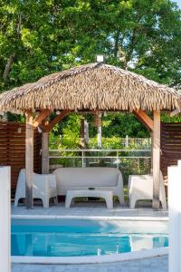 Bassein majutusasutuses Les Jardins des Alizés või selle lähedal