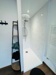 bagno con doccia e parete bianca di L'R du Phare maison à 150 mètres de la plage a Gravelines Altre 12 foto