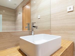 a bathroom with a white sink and a mirror at Akicity Jamor Lyra in Cruz Quebrada +34 photos