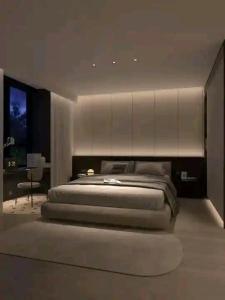 RuiruAccomodation bnb的一间带大床和书桌的卧室