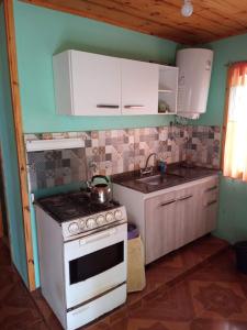 Casa Aleluna في فيلا جياردينو: مطبخ صغير مع موقد ومغسلة