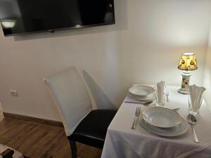 贝尔格莱德Belgrade Luxury Suite 17的一张桌子,上面有两盘,上面有台灯