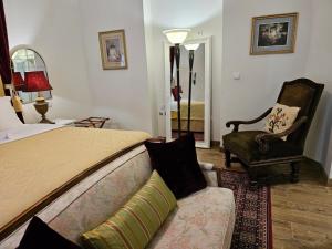 贝尔格莱德Belgrade Luxury Suite 17的一间卧室配有一张床、一把椅子和一张沙发 更多29张照片