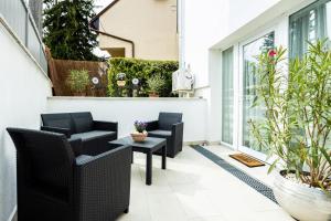 圣安德烈Bükkös Liget Apartman的大楼内带桌椅的天井