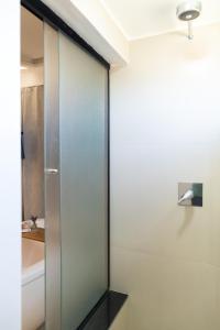 eine Glasduschtür in einem Badezimmer mit Waschbecken in der Unterkunft Monte Paraíso - banheira e vista da Pedra Menina in Espera Feliz + 49 Fotos