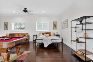 ein Wohnzimmer mit einem Bett und einem Billardtisch in der Unterkunft Fort Lauderdale Villa Private Pool - Rooftop in Fort Lauderdale + 68 Fotos