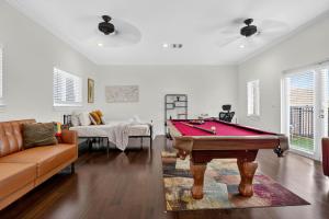 ein Wohnzimmer mit Billardtisch und Sofa in der Unterkunft Fort Lauderdale Villa Private Pool - Rooftop in Fort Lauderdale