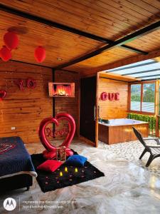 una camera con un letto e una vasca di VILLA EL EDEN GLAMPING Y CABAÑAS Cali a Cali