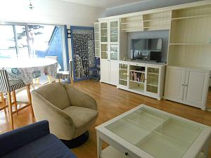 a living room with a couch and a tv at Appartement 4 à 6 personnes avec vue mer - GWENAEL in Sarzeau