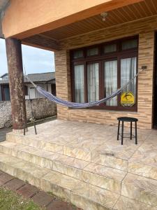 En terrasse eller udendørsområde på Casa Kaly pé na areia