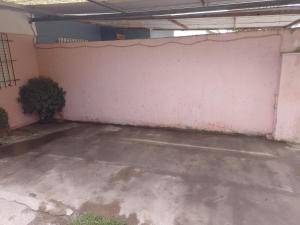 uma garagem vazia com uma parede branca e uma planta em Hogar "Doña Lucia" Para 3 Personas COCHERA PRIVADA GRATIS em Mar del Plata