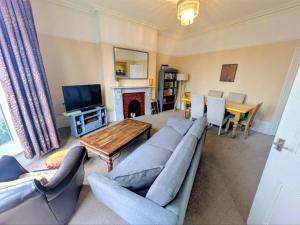 TV a/nebo společenská místnost v ubytování Lennox Lodge