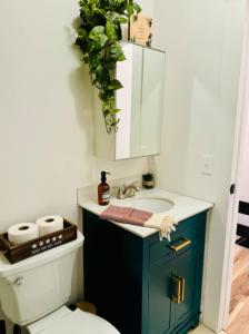 Ένα μπάνιο στο Jungle House Luxury Homes - Columbus Downtown Short North - Steps to Convention Center & Nationwide Arena - Sleeps up to 8 - Free Parking - Over 5,800 Five Stars