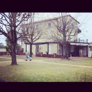 een groot gebouw met bomen ervoor bij Villa Marinsky Pietrasanta in Pietrasanta