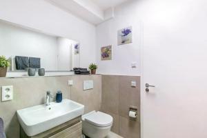 LUNIQ - Suite Marienborn mit Domblick - Klima - Parken في ليمبورغ ان دير لان: حمام مع مرحاض أبيض ومغسلة +22 صورة