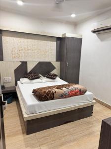 Ένα ή περισσότερα κρεβάτια σε δωμάτιο στο Hotel Raj Deluxe