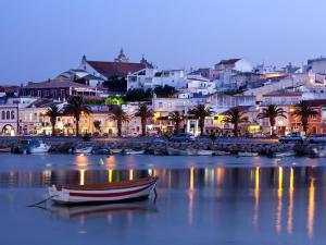 ein Boot im Wasser in einem Hafen mit Gebäuden in der Unterkunft Casa Cemaya in Santo Amaro