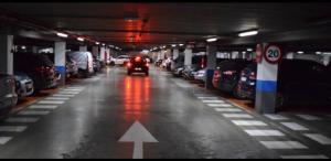 een auto die door een parkeergarage rijdt met geparkeerde auto's bij Atuaire Home Luz de Burgos II Centro con Parking Incluido in Burgos