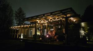 Una casa iluminada por la noche con luces encendidas en Nordic Nest Living., en Rovaniemi