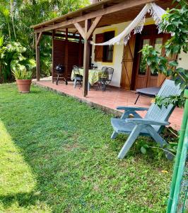 a patio with a picnic table and chairs in a yard at Les Sucriers in Les Anses-dʼArlets +8 photos