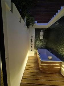 Swimmingpoolen hos eller tæt på Apartamento frente al mar con jacuzzi interior