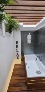 Et badeværelse på Apartamento frente al mar con jacuzzi interior