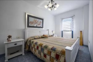 En eller flere senge i et værelse på Apartamento frente al mar con jacuzzi interior + 13 billeder