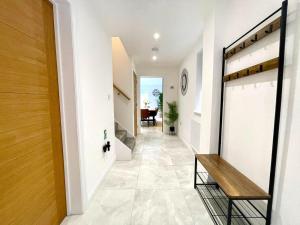 グロスターにあるBrand NEW 4-bedroom detached house - 20-min walk to Gloucester Docks - Ample Parking - Superfast Wi-Fi - Long-stay rates!の木の扉のある家の廊下 +31枚の写真