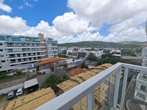 Blick auf die Stadt vom Balkon eines Gebäudes in der Unterkunft Estadia com piscina e sauna a poucos passos da praia em Cabo Frio - HSC in Škorak
