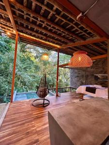 una camera con pavimento in legno e ampia finestra di Cabaña El Bosque Encanto Natural y Jacuzzi Privado a Sopetrán