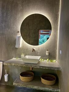 un bagno con lavandino e specchio di Cabaña El Bosque Encanto Natural y Jacuzzi Privado a Sopetrán Altre 13 foto