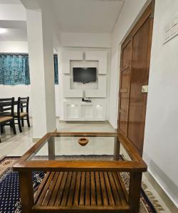 卡兰古特Villa platinum 4 BHK Calangute的电视室里的玻璃咖啡桌