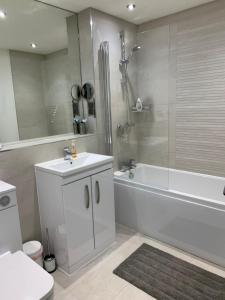 Ένα μπάνιο στο Modern loft style apartment in converted church +17 φωτογραφίες