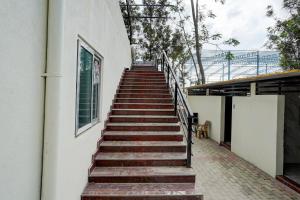 BayappanhalliSPOT ON Mango Leaf Restaurant的通往大楼的楼梯