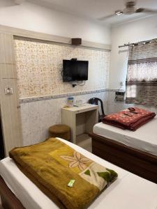 Μια τηλεόραση ή/και κέντρο ψυχαγωγίας στο Hotel Raj Deluxe