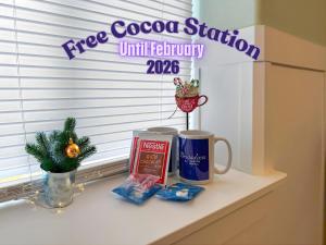 Eine Fensterbank mit zwei Kaffeetassen und einem Weihnachtsschmuckstück in der Unterkunft Pa Elwha Place in Port Angeles