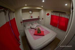 热德尔Rhododendron - La Roulotte Cocoon的小房间,床上装有泰迪熊