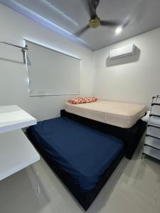 a small room with a bed and a window at Fantastico Apto 2 Hab con Parqueo in Montería