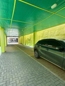 a green car parked in a parking garage at Fantastico Apto 2 Hab con Parqueo in Montería