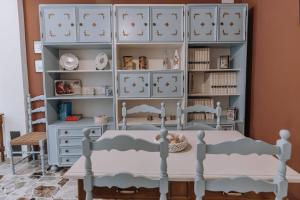 PeveragnoにあるAppartamento Piccheのベッドルーム(ベッド2台、本棚付)