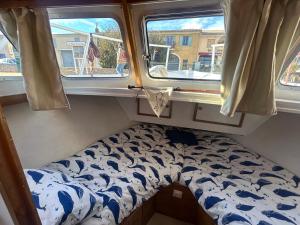 Postel nebo postele na pokoji v ubytování Bateau Gré - Sur le quai + 6 fotografií