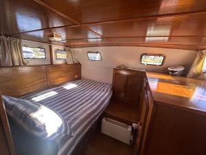 Postel nebo postele na pokoji v ubytování Bateau Gré - Sur le quai