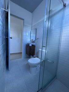a bathroom with a toilet and a shower and a sink at Fantastico Apto 2 Hab con Parqueo in Montería +36 photos