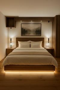 una camera da letto con un letto grande con luci sopra di The Colony - By Lime Luxe a Haifa