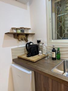 un bancone della cucina con un bollitore per il tè su un tagliere di The Colony - By Lime Luxe a Haifa