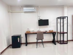 Televiisor ja/või meelelahutuskeskus majutusasutuses บ้านแม่เกสต์เฮ้าส์ Bann Mae +7 fotot